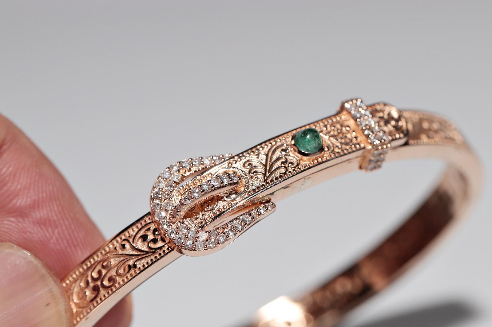 Bracelet jonc neuf en or 14 carats décoré de diamants naturels et d'émeraudes en vente 1