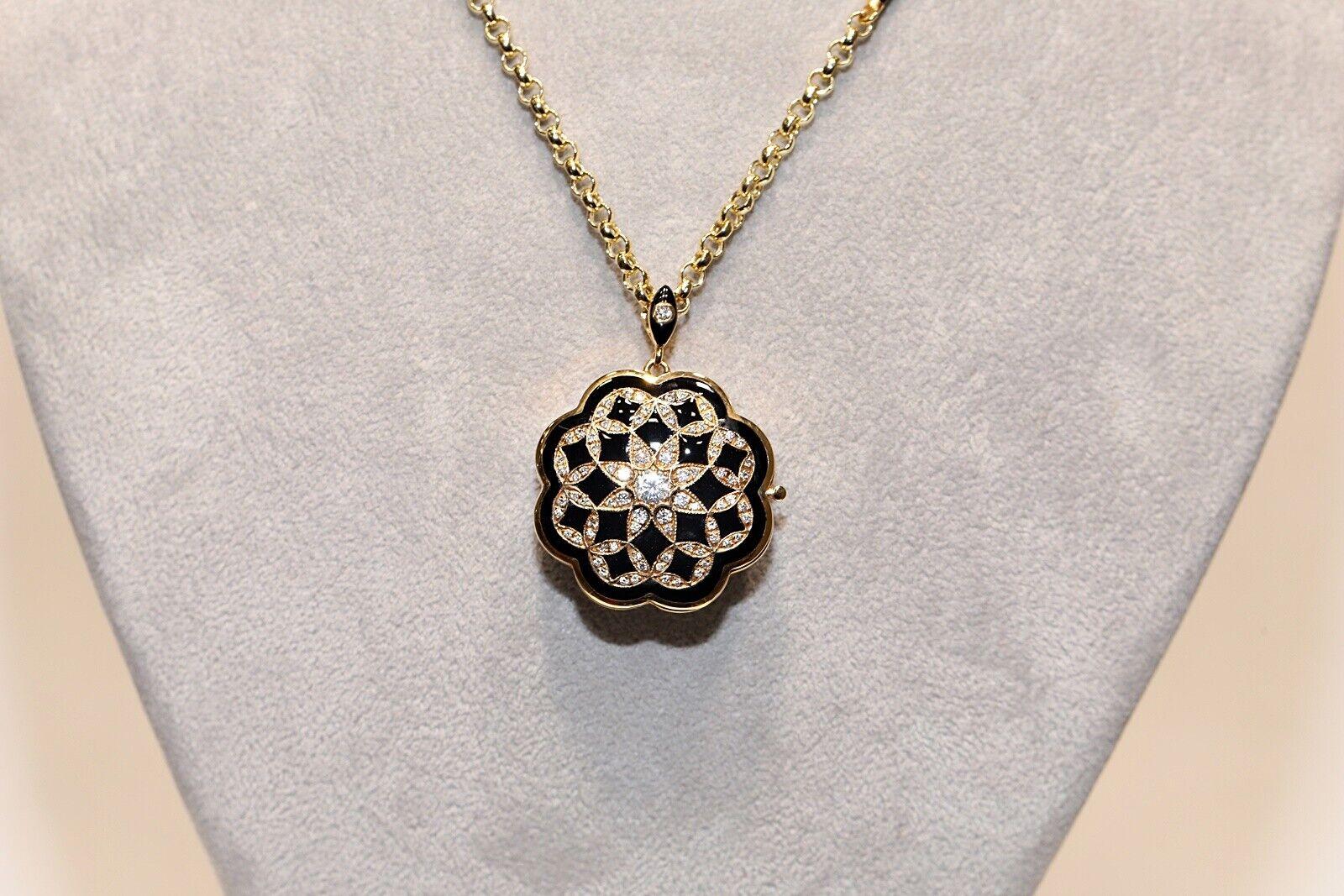 En très bon état.
Le poids total est de 19,4 grammes.
Le diamant est de 0,60 carat.
Le diamant est a  Couleur G-H et clarté vvs-vs.
La longueur totale de la chaîne est de 50 cm.
N'hésitez pas à nous contacter pour toute question.