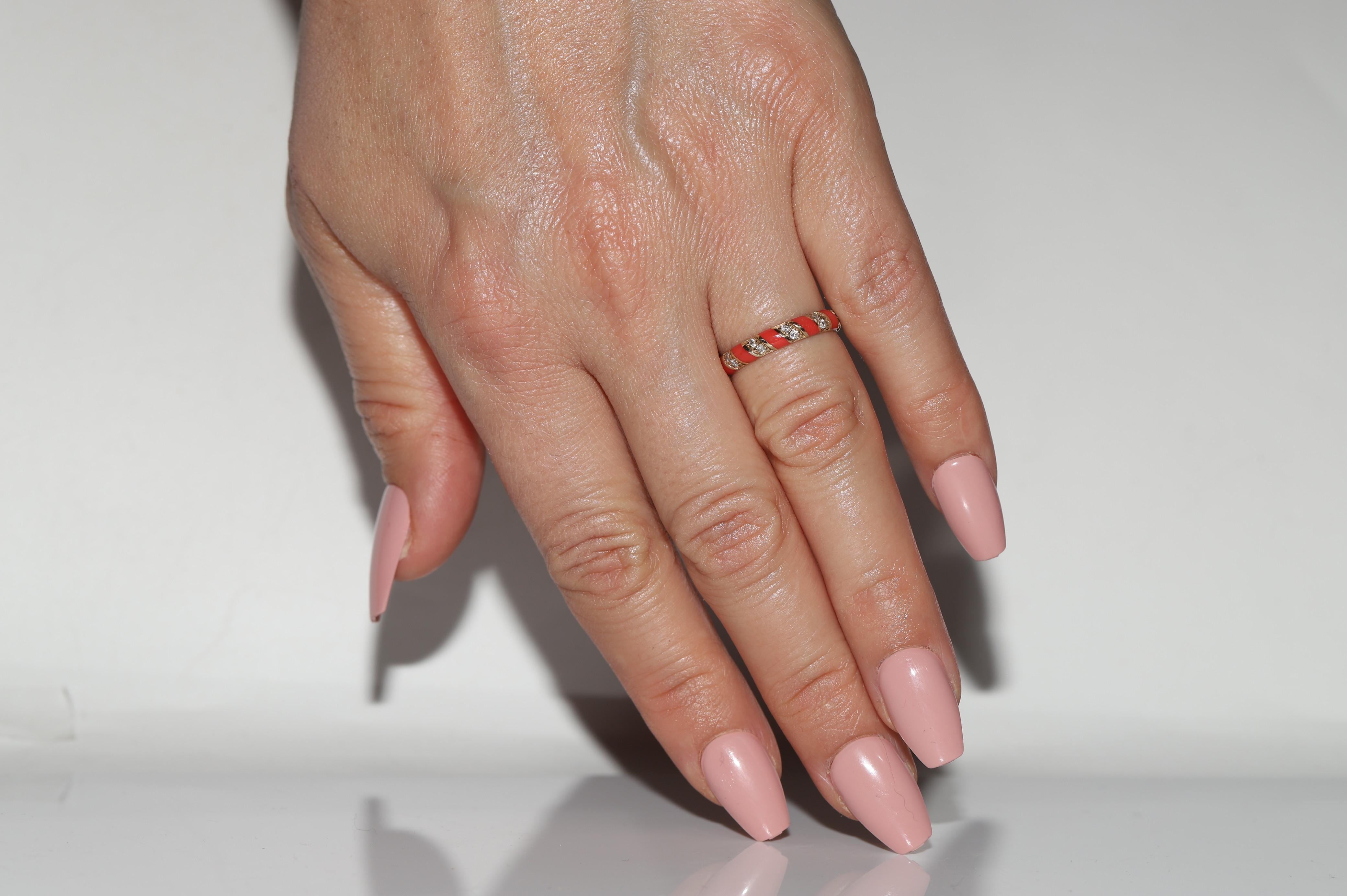 Bague neuve fabriquée en or 14 carats avec diamant naturel et émail en vente 5