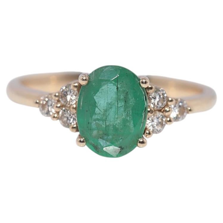 Neu gefertigter Ring aus 14-karätigem Gold, verziert mit einem natürlichen Diamanten und einem Smaragd im Ovalschliff