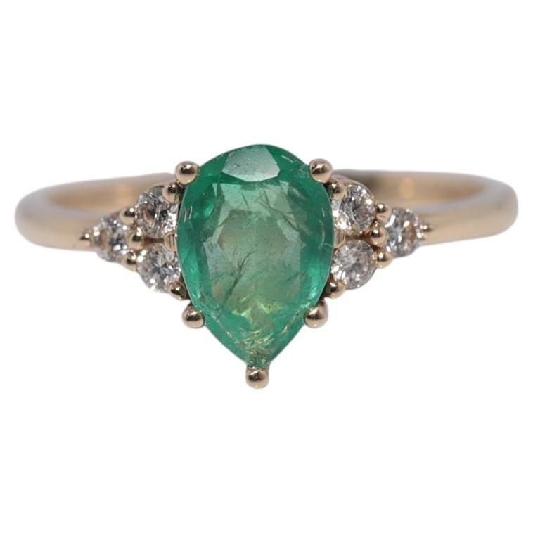 New Made 14k Gold Natural Diamond And Pear Cut Emerald Decorated Ring