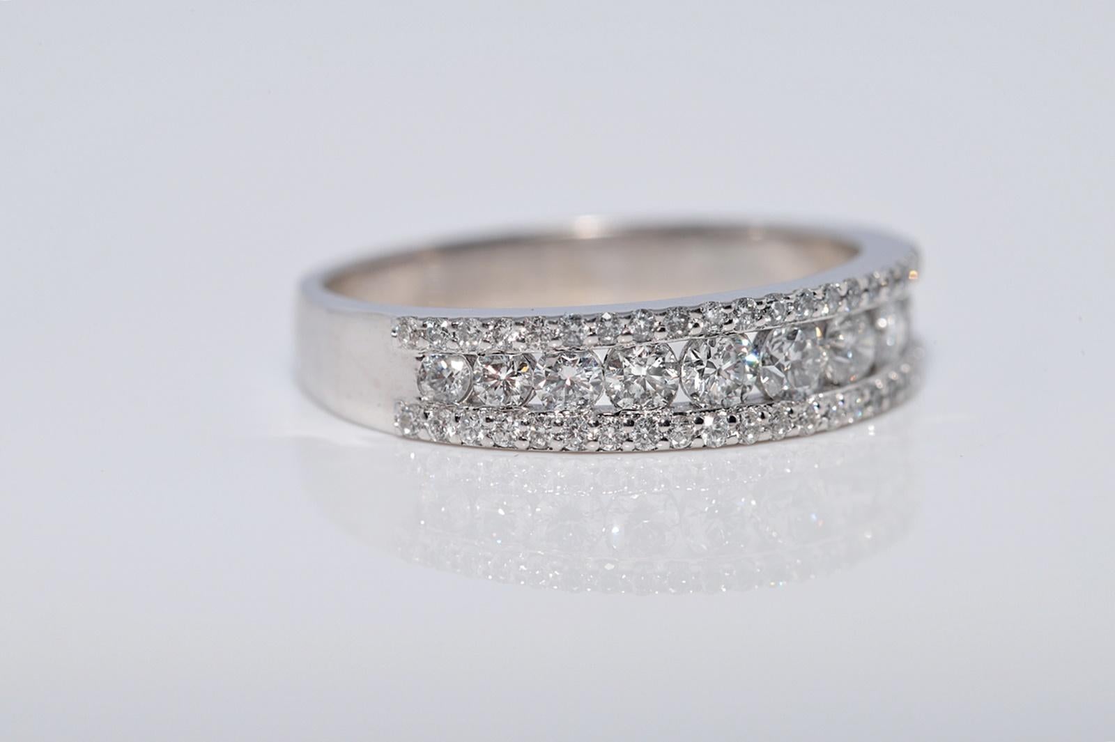 Anillo con banda decorada con diamantes naturales de oro de 14k de nueva factura en Bueno estado para la venta en Fatih/İstanbul, 34