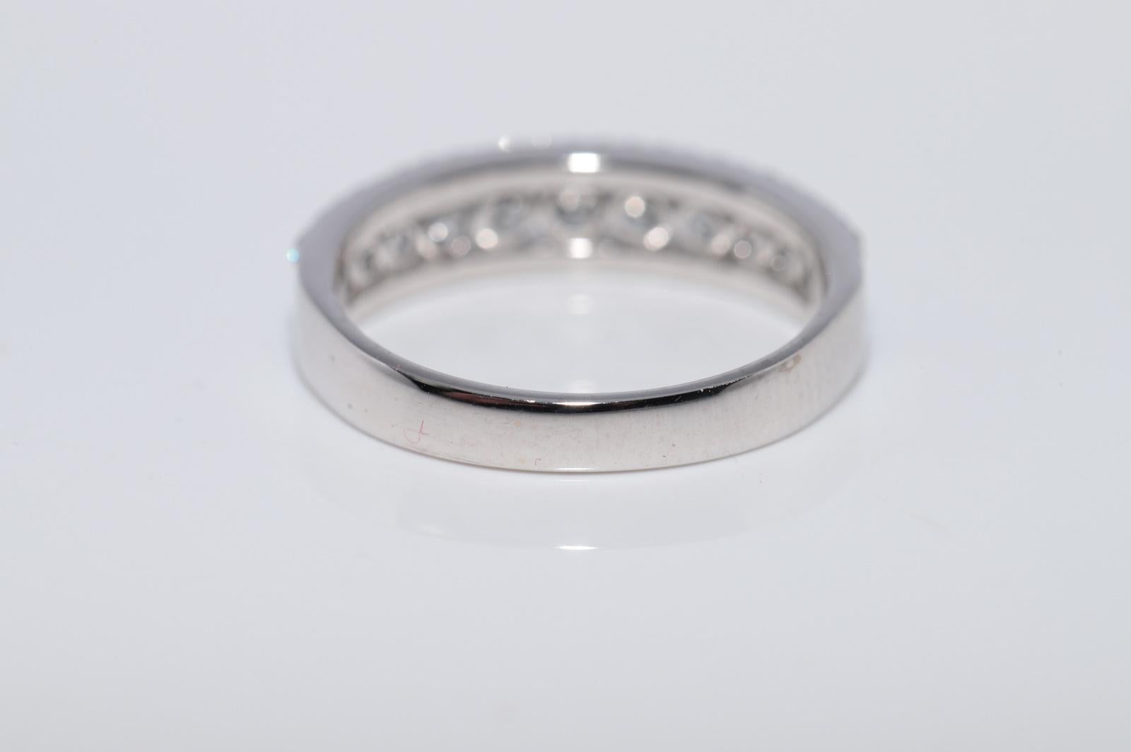 Anillo con banda decorada con diamantes naturales de oro de 14k de nueva factura en venta 2