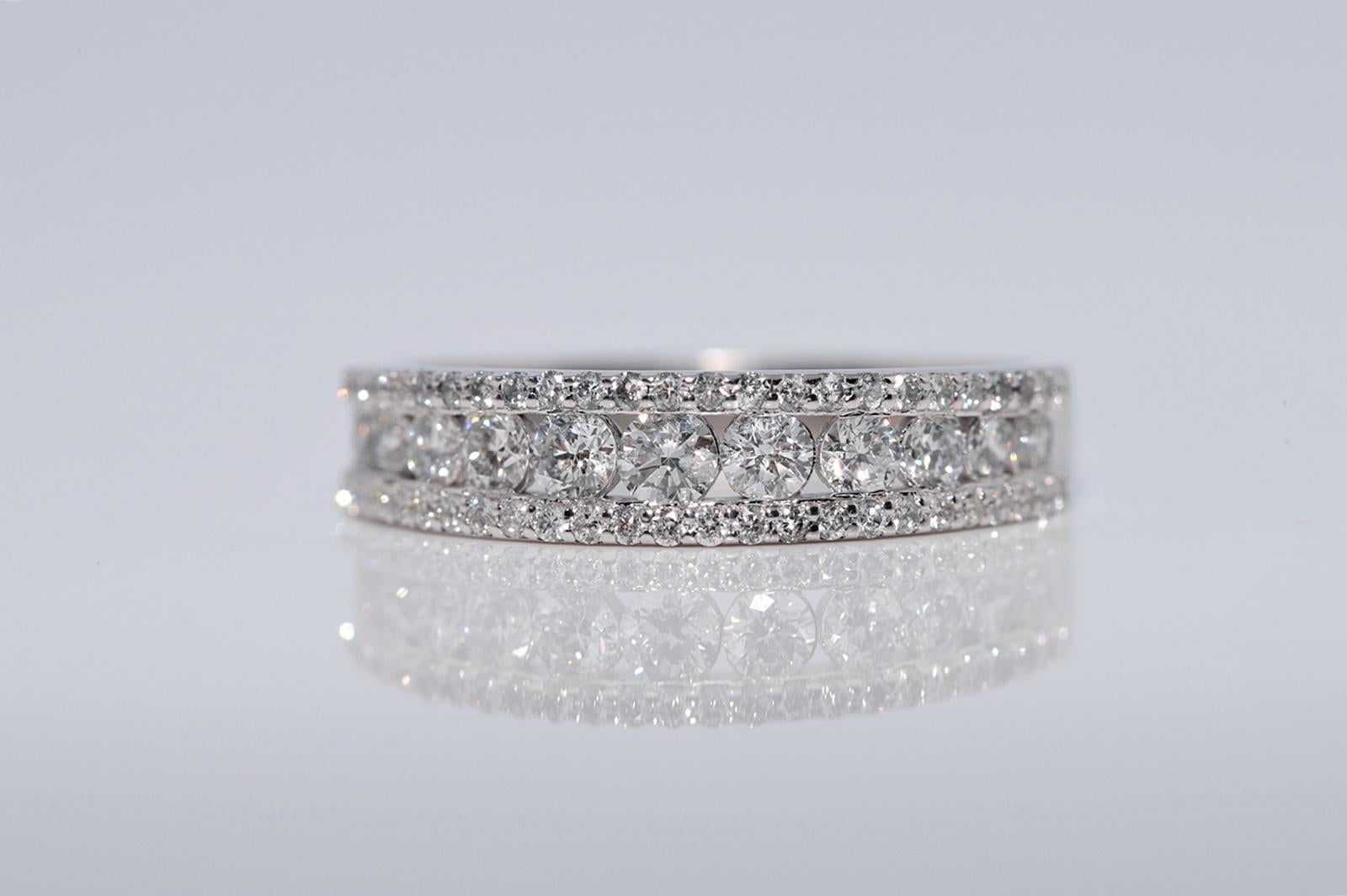 Anillo con banda decorada con diamantes naturales de oro de 14k de nueva factura en venta