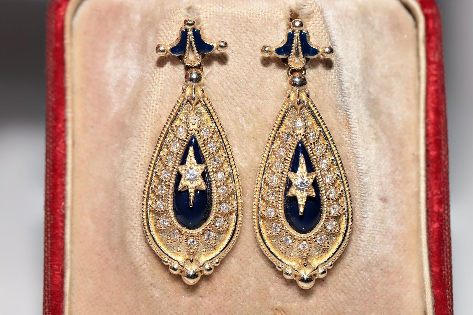 
In sehr gutem Zustand.
Das Gesamtgewicht beträgt 9,2 Gramm.
Insgesamt ist Diamant 0,38 ct.
Der Diamant hat die Farbe G-H und die Reinheit vs-s1.
Bitte kontaktieren Sie uns bei Fragen.