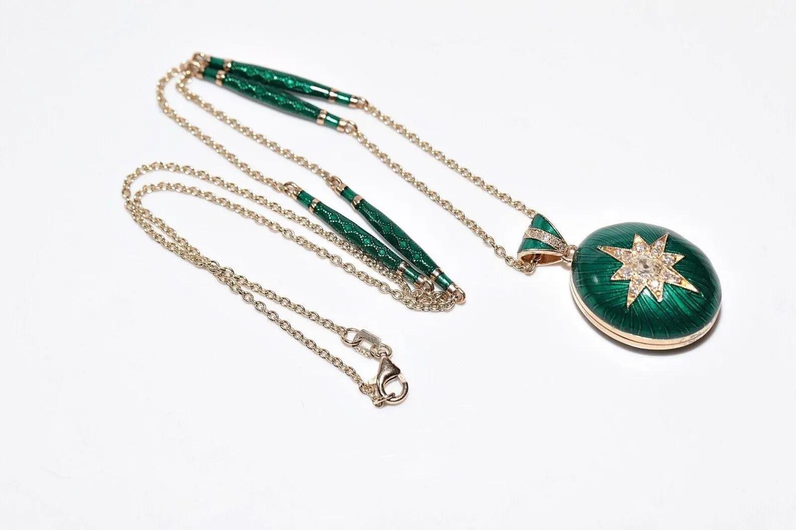 En très bon état.
Le poids total est de 12,6 grammes.
Au total, un diamant de 0,51 ct.
Le diamant est de couleur H-I-J et de pureté S1.
La longueur totale de la chaîne est de 47 cm.
N'hésitez pas à nous contacter pour toute question.