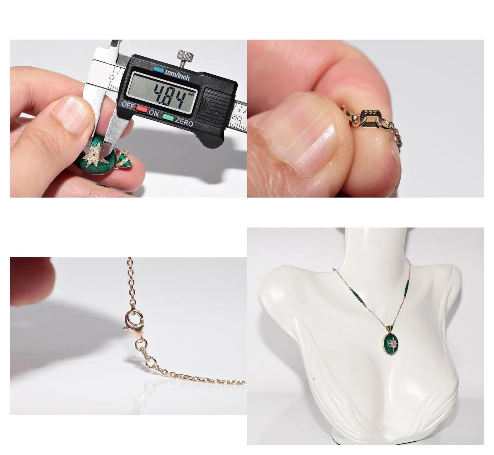 Collier pendentif en or 14 carats, décoré de diamants naturels et d'émail en vente 2