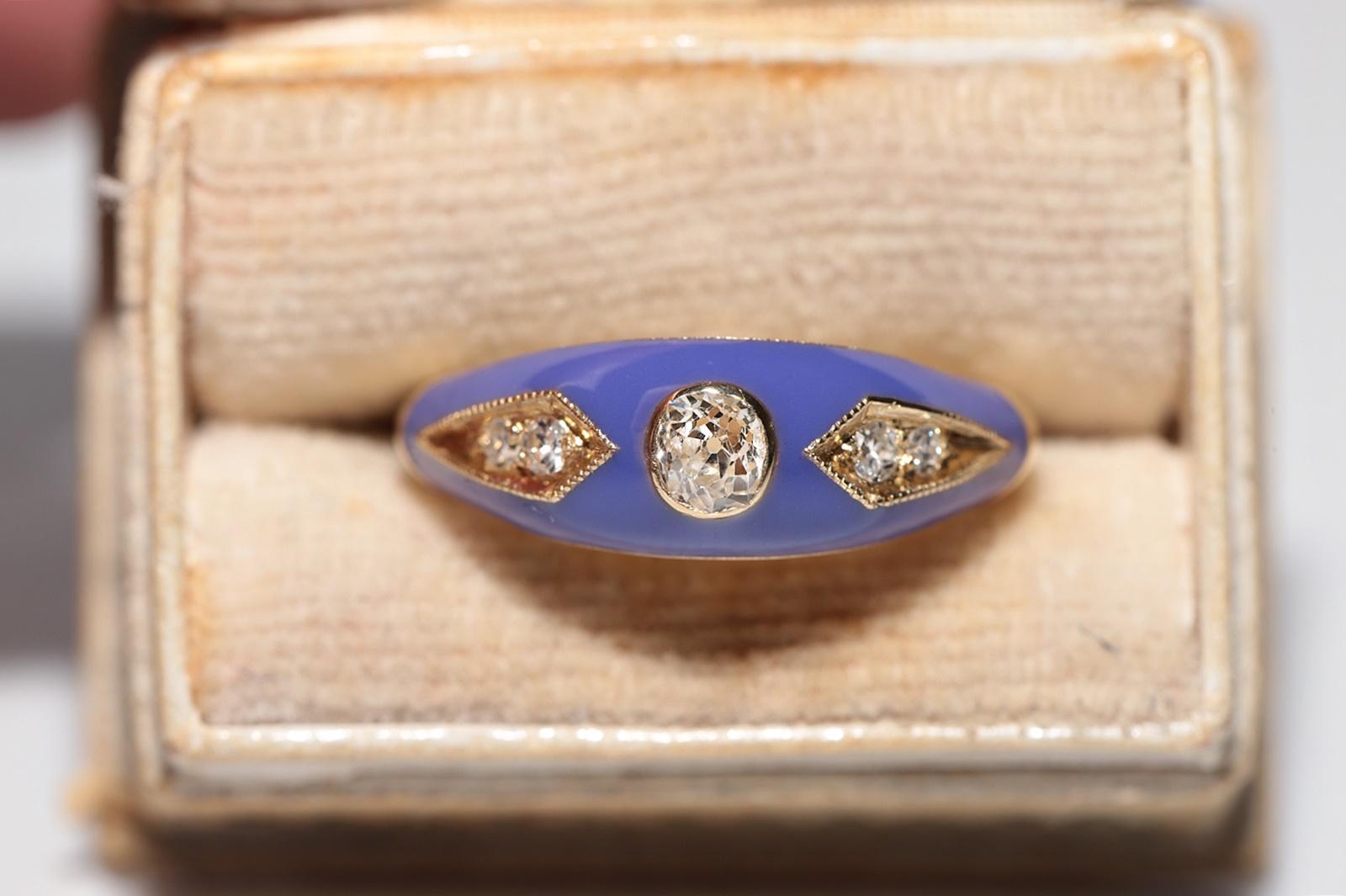 En très bon état.
Le poids total est de 2.9 grammes.
Le diamant principal est de taille ancienne et le diamant latéral de taille unique de 0,35 ct.
Le diamant est de couleur H et de pureté vs.
La taille de la bague est de 6 US
Nous pouvons fabriquer