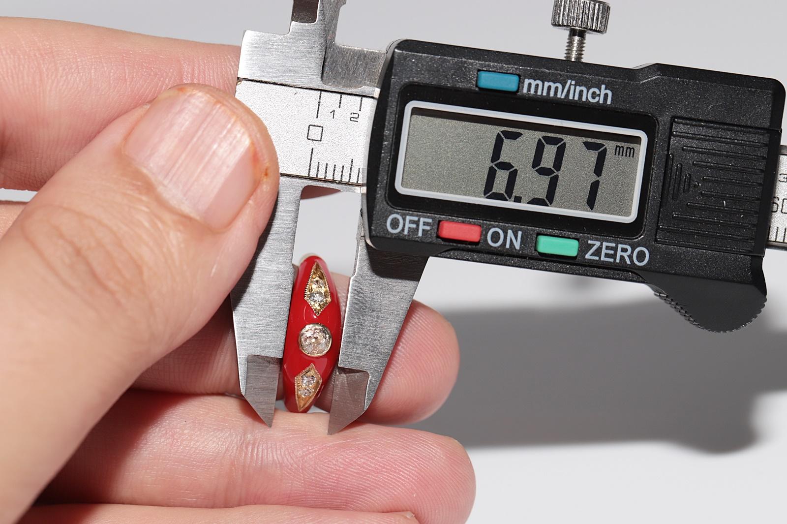 Neu gefertigter Ring aus 14 Karat Gold mit natürlichem Diamanten und roter Emaille, dekoriert im Angebot 6