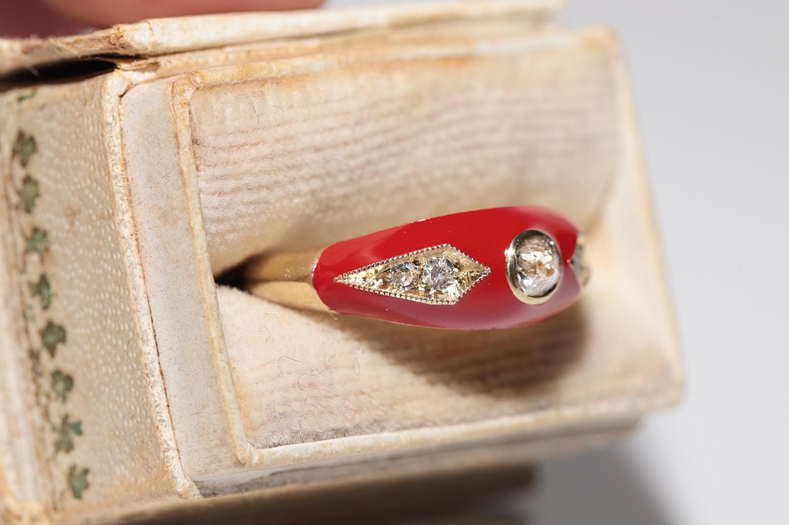 Neu gefertigter Ring aus 14 Karat Gold mit natürlichem Diamanten und roter Emaille, dekoriert (Moderne) im Angebot