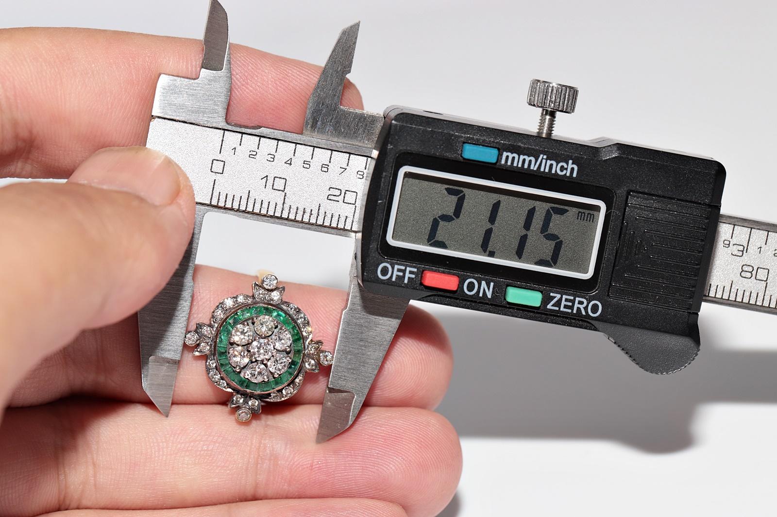 Bague neuve fabriquée en or 14 carats, décorée d'émeraudes naturelles et de diamants calibrés en vente 4