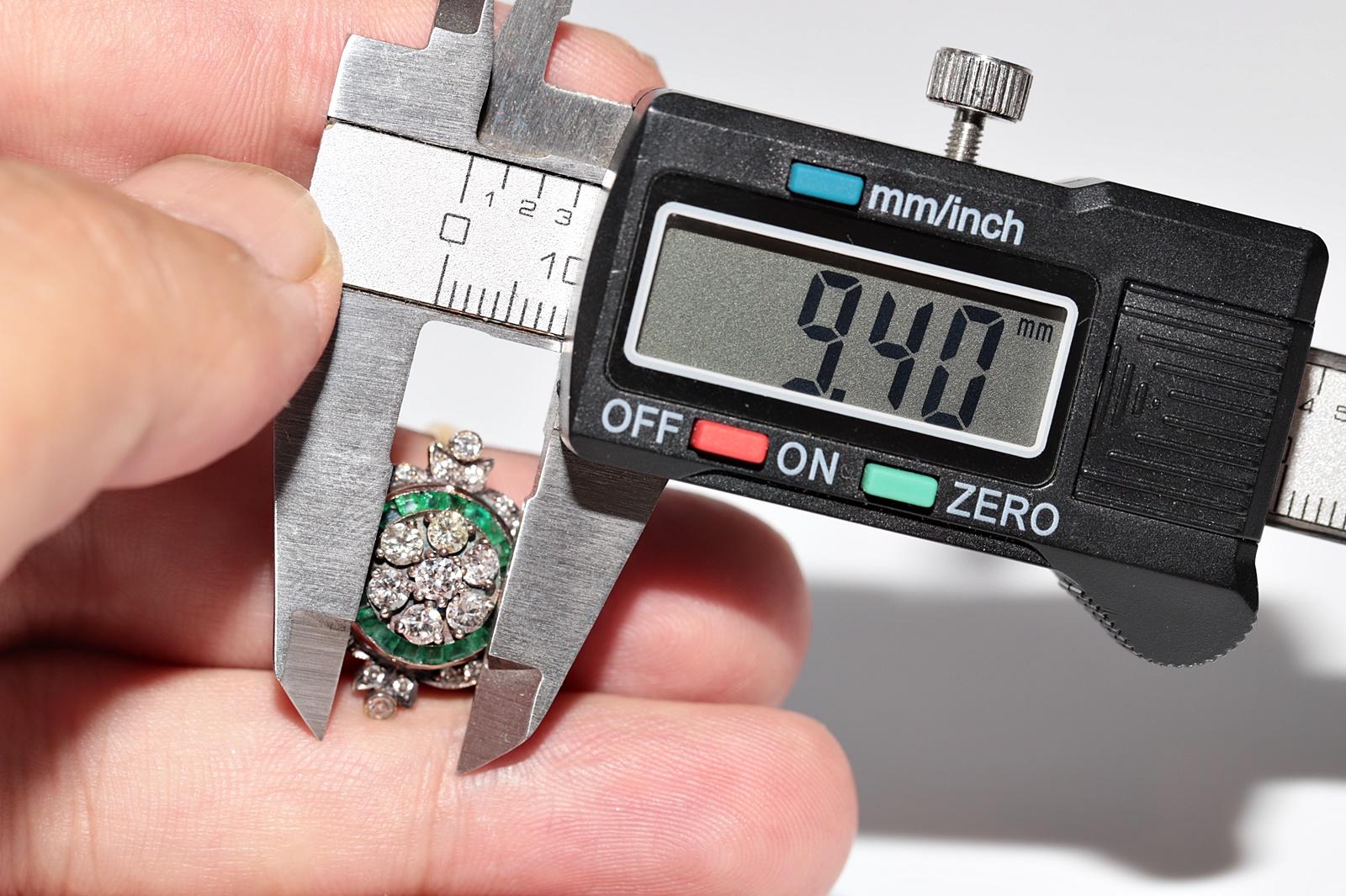 Bague neuve fabriquée en or 14 carats, décorée d'émeraudes naturelles et de diamants calibrés en vente 5