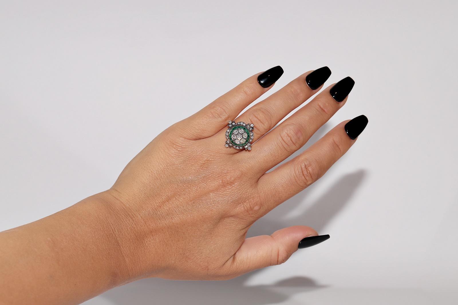 Bague neuve fabriquée en or 14 carats, décorée d'émeraudes naturelles et de diamants calibrés en vente 6