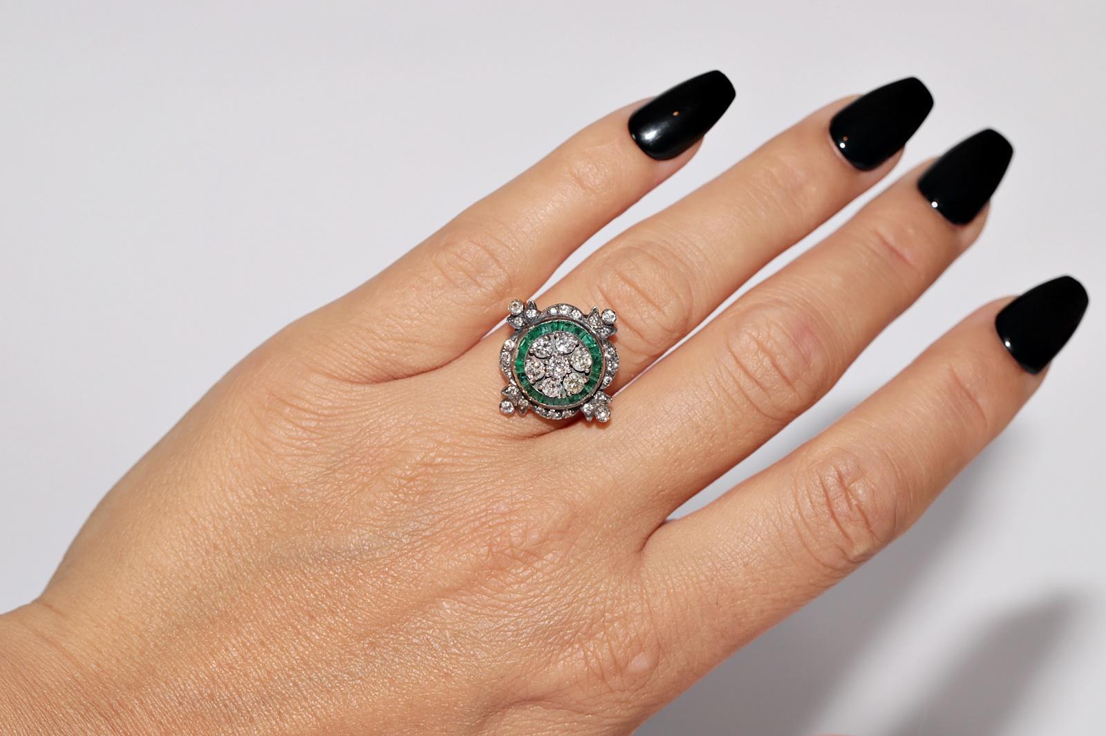 Bague neuve fabriquée en or 14 carats, décorée d'émeraudes naturelles et de diamants calibrés en vente 7