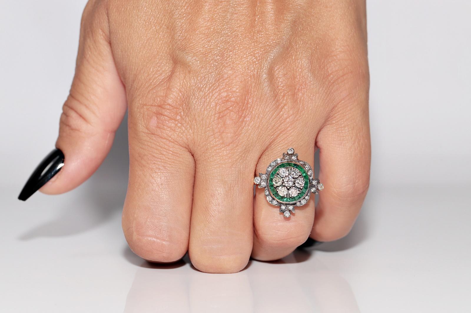 Bague neuve fabriquée en or 14 carats, décorée d'émeraudes naturelles et de diamants calibrés en vente 8