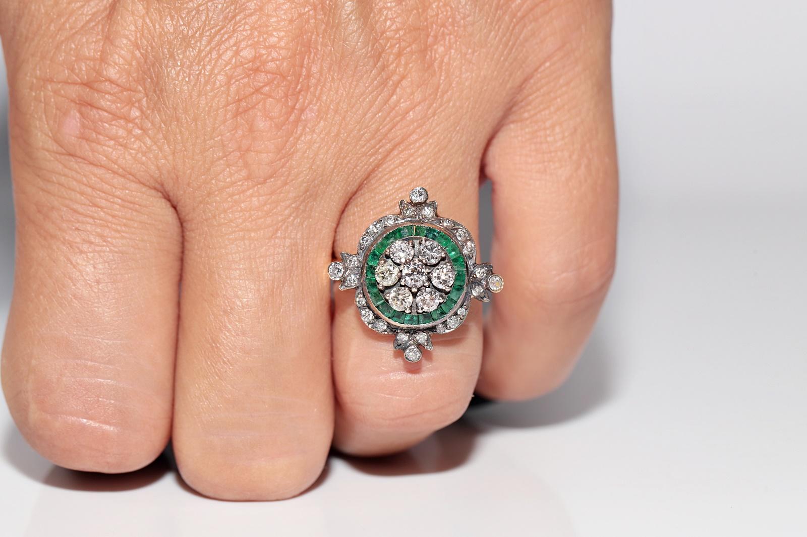 Bague neuve fabriquée en or 14 carats, décorée d'émeraudes naturelles et de diamants calibrés en vente 9