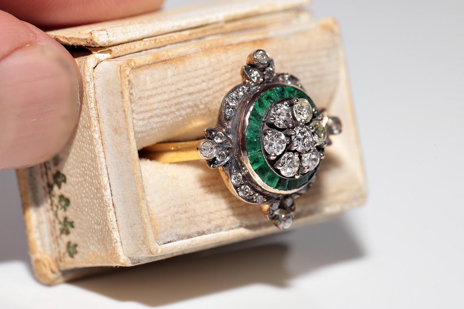 Moderne Bague neuve fabriquée en or 14 carats, décorée d'émeraudes naturelles et de diamants calibrés en vente