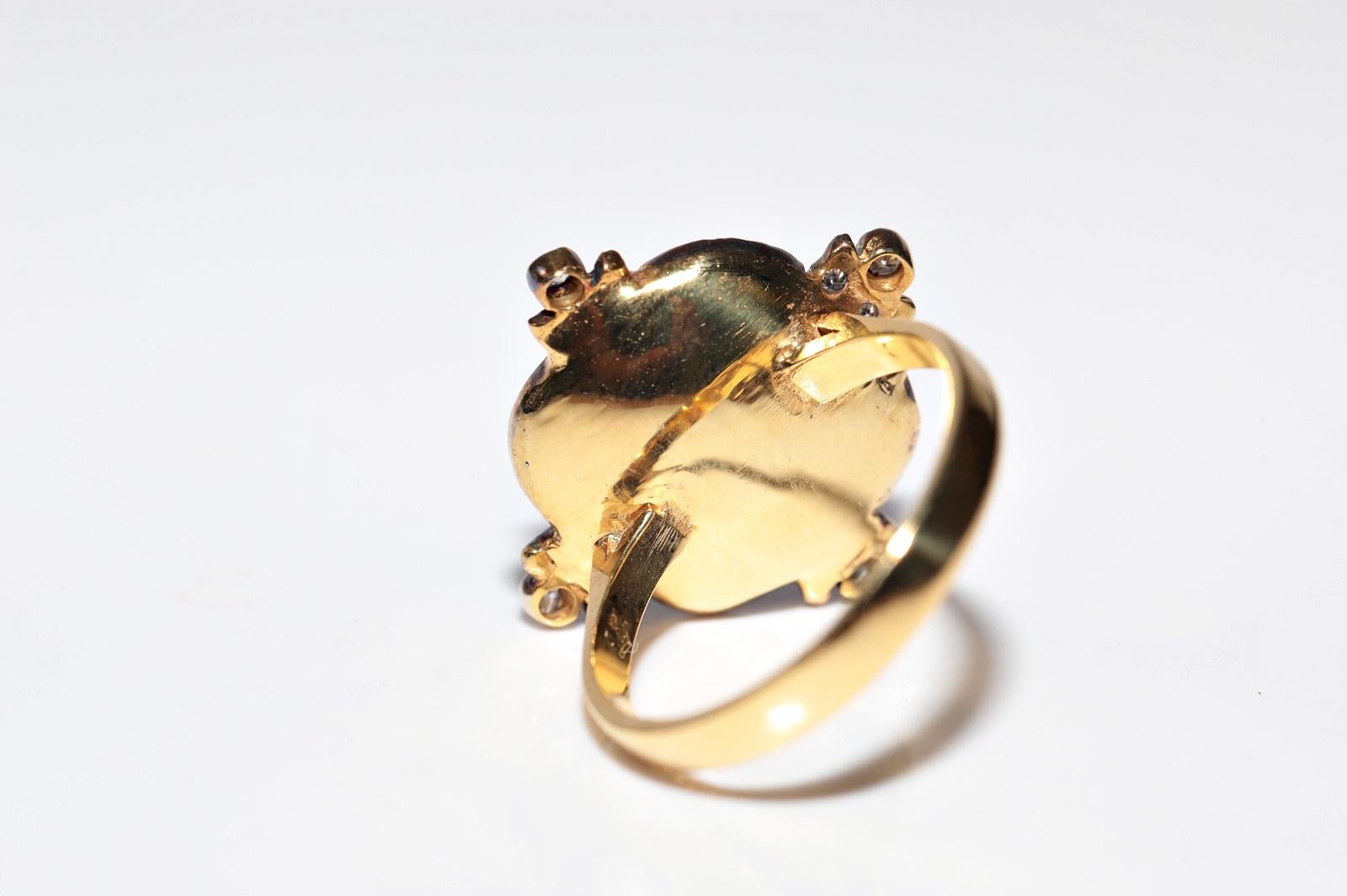 Bague neuve fabriquée en or 14 carats, décorée d'émeraudes naturelles et de diamants calibrés en vente 1