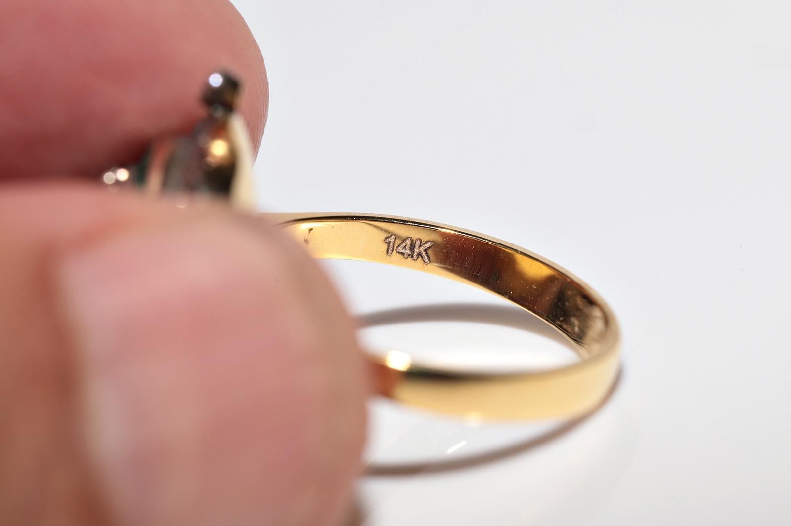 Bague neuve fabriquée en or 14 carats, décorée d'émeraudes naturelles et de diamants calibrés en vente 2