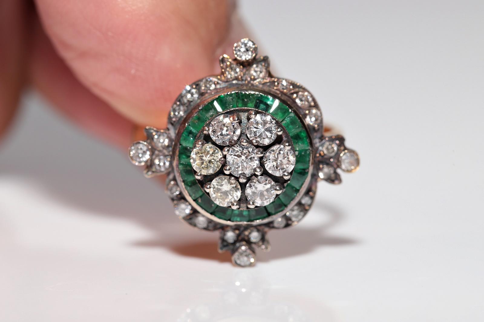 Bague neuve fabriquée en or 14 carats, décorée d'émeraudes naturelles et de diamants calibrés en vente 3