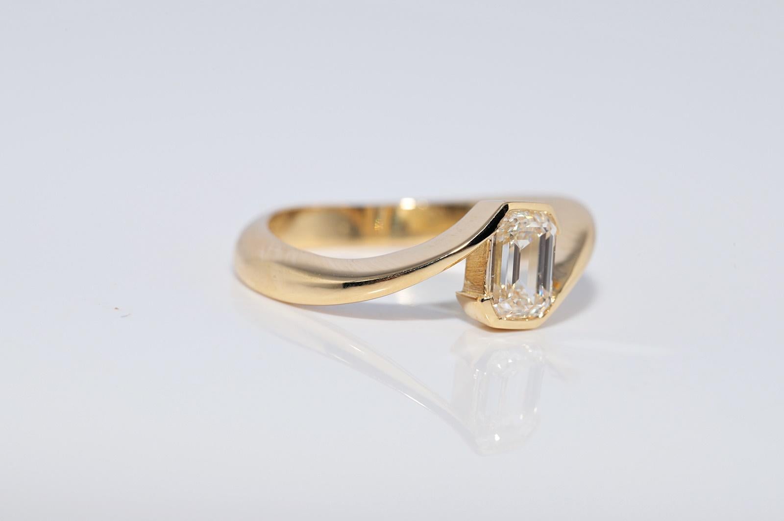 New Made Bague solitaire en or 18k ornée d'un diamant taille émeraude en vente 4