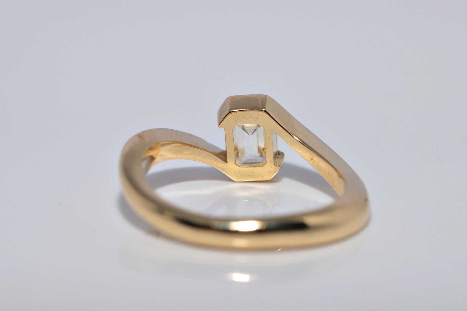 New Made Bague solitaire en or 18k ornée d'un diamant taille émeraude en vente 7