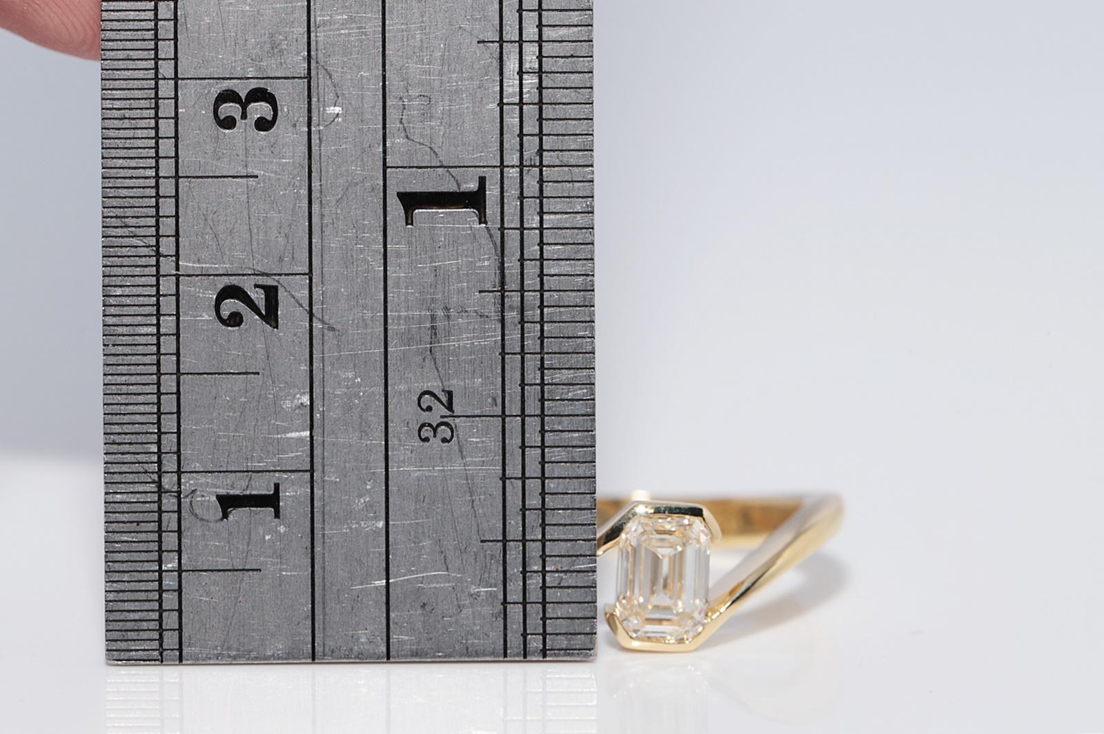 New Made Bague solitaire en or 18k ornée d'un diamant taille émeraude en vente 8