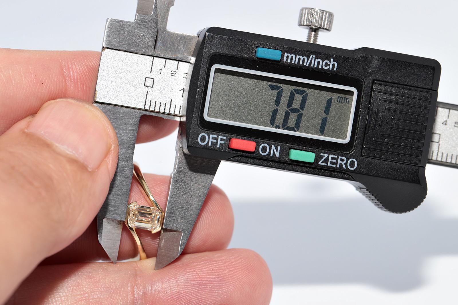 New Made Bague solitaire en or 18k ornée d'un diamant taille émeraude en vente 9