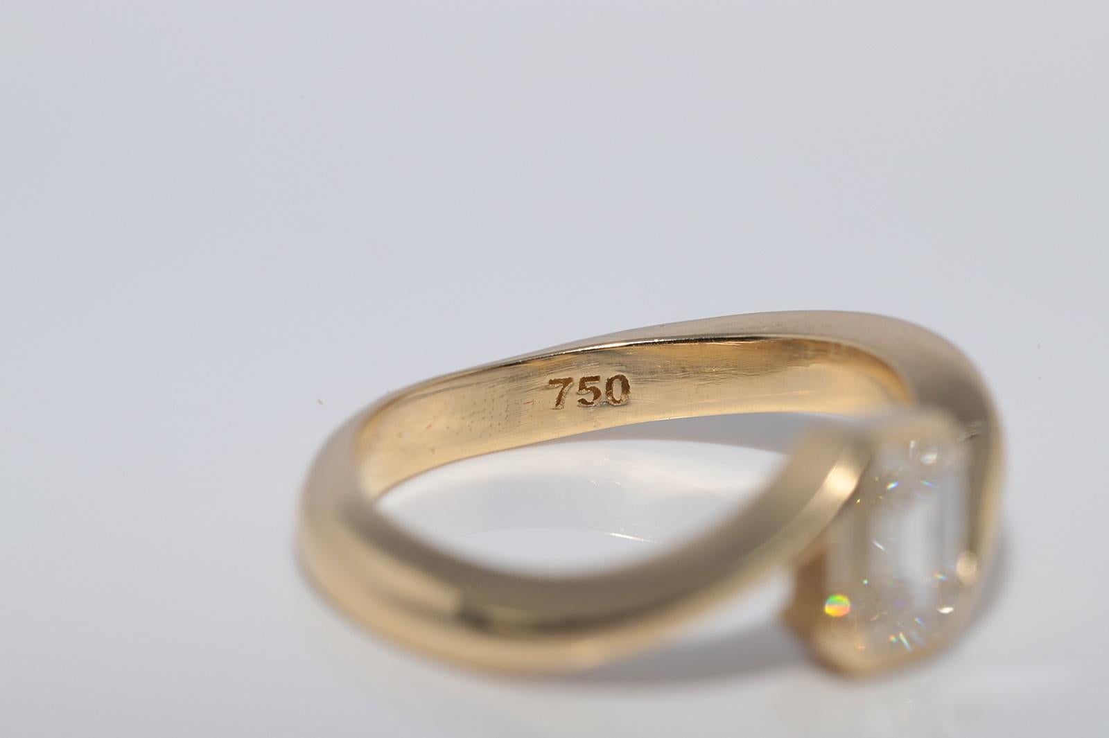 New Made Bague solitaire en or 18k ornée d'un diamant taille émeraude en vente 10