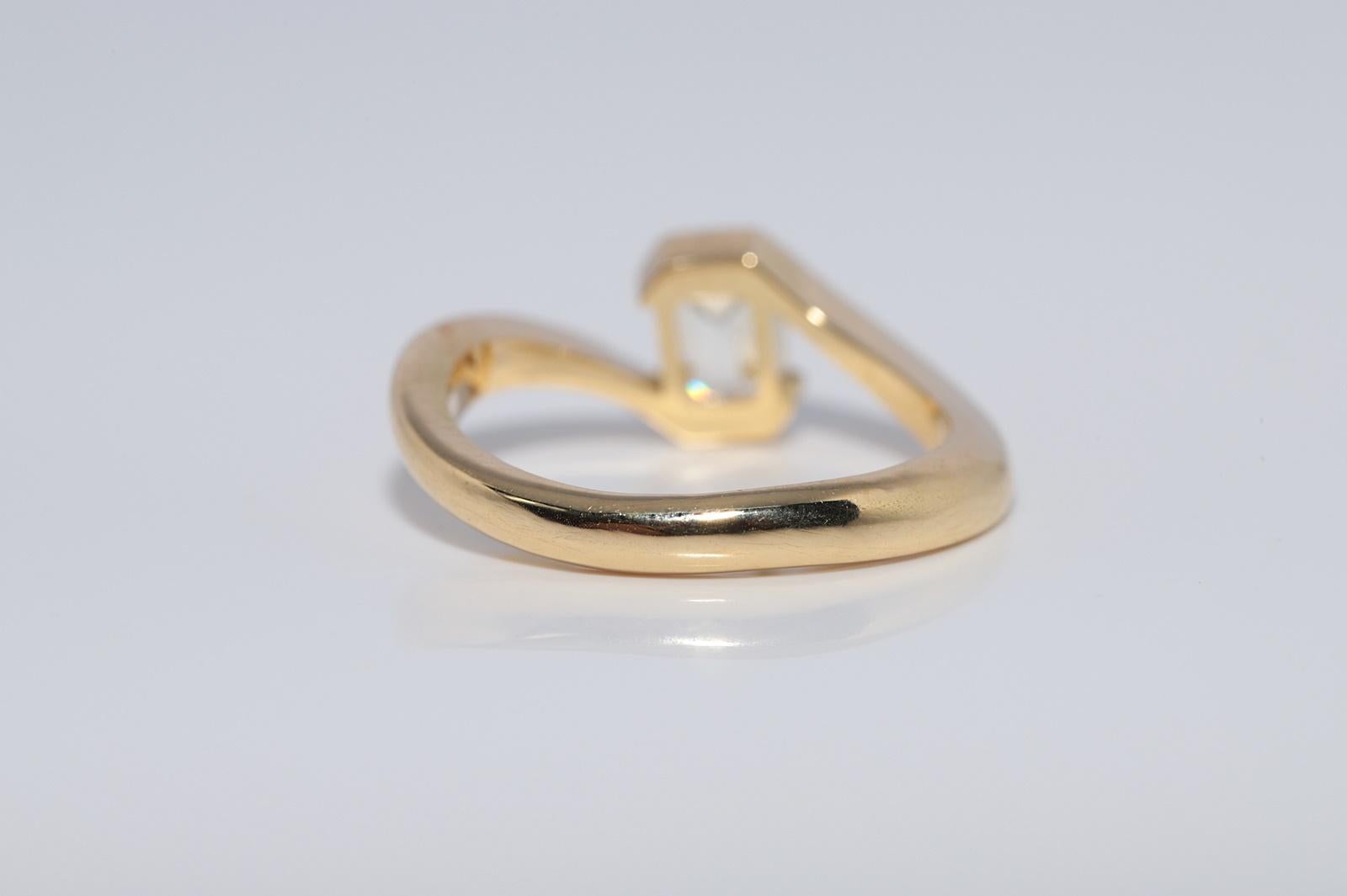 New Made Bague solitaire en or 18k ornée d'un diamant taille émeraude en vente 11