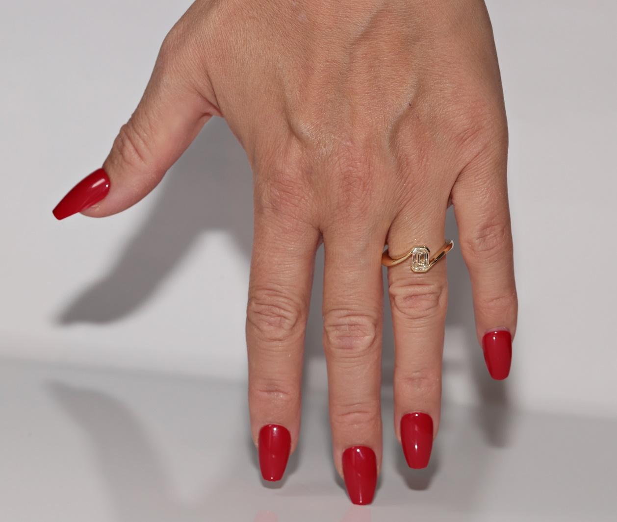 En très bon état.
Le poids total est de 4,7 grammes.
Totalement le diamant est de 1 ct.
Le diamant est de couleur G et de pureté vvs2.
La taille de la bague est de 6.75 
Nous pouvons fabriquer n'importe quelle taille.
La boîte n'est pas