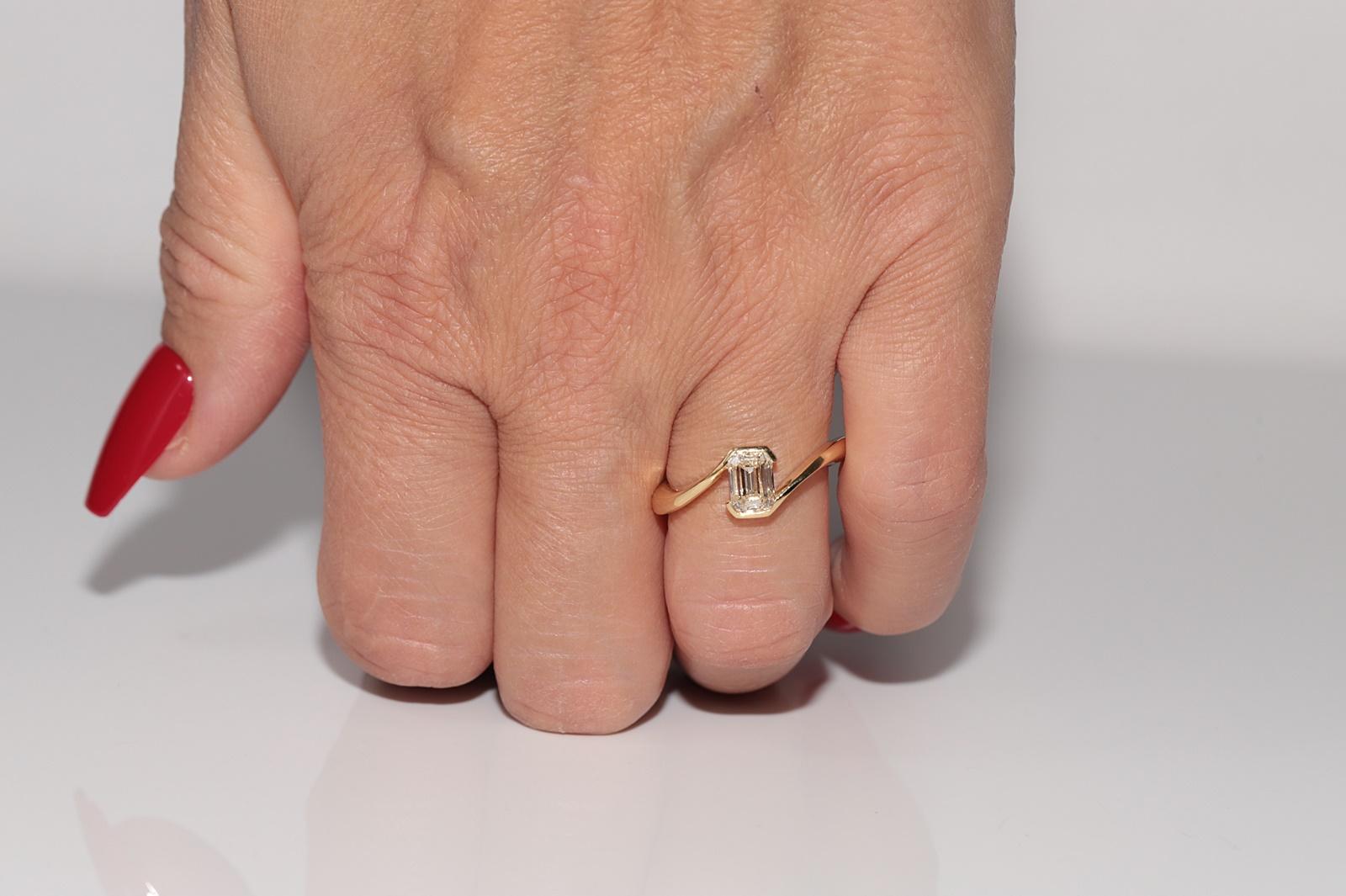 Moderne New Made Bague solitaire en or 18k ornée d'un diamant taille émeraude en vente