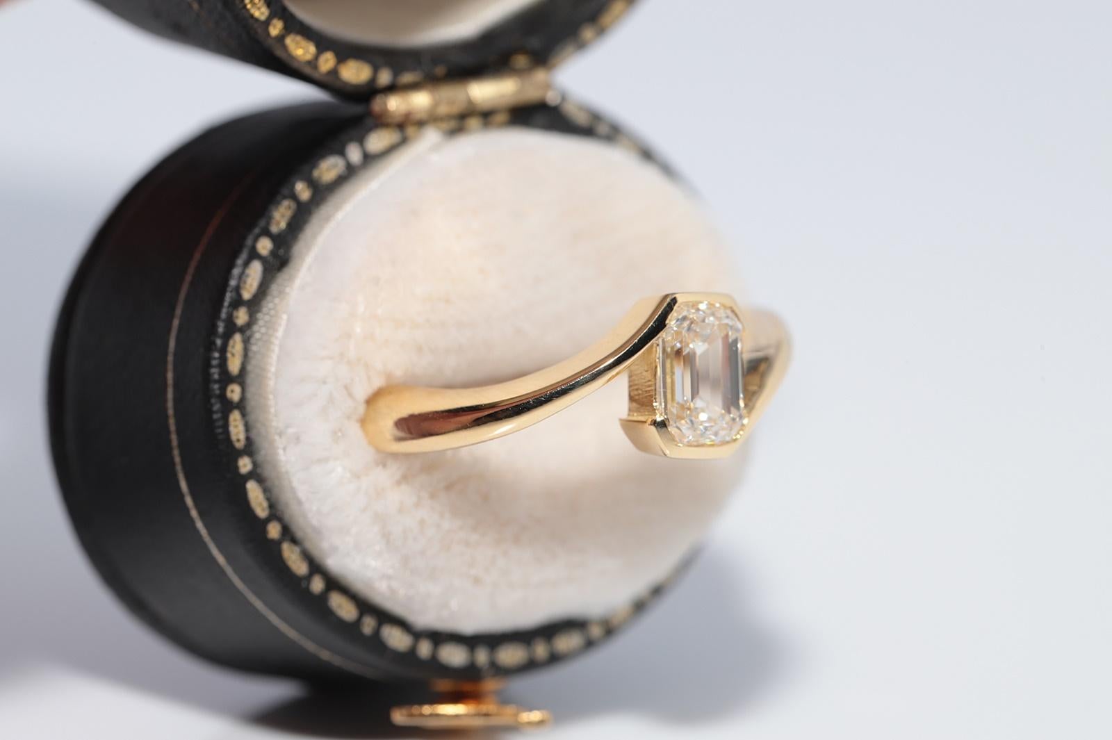 New Made Bague solitaire en or 18k ornée d'un diamant taille émeraude Pour femmes en vente