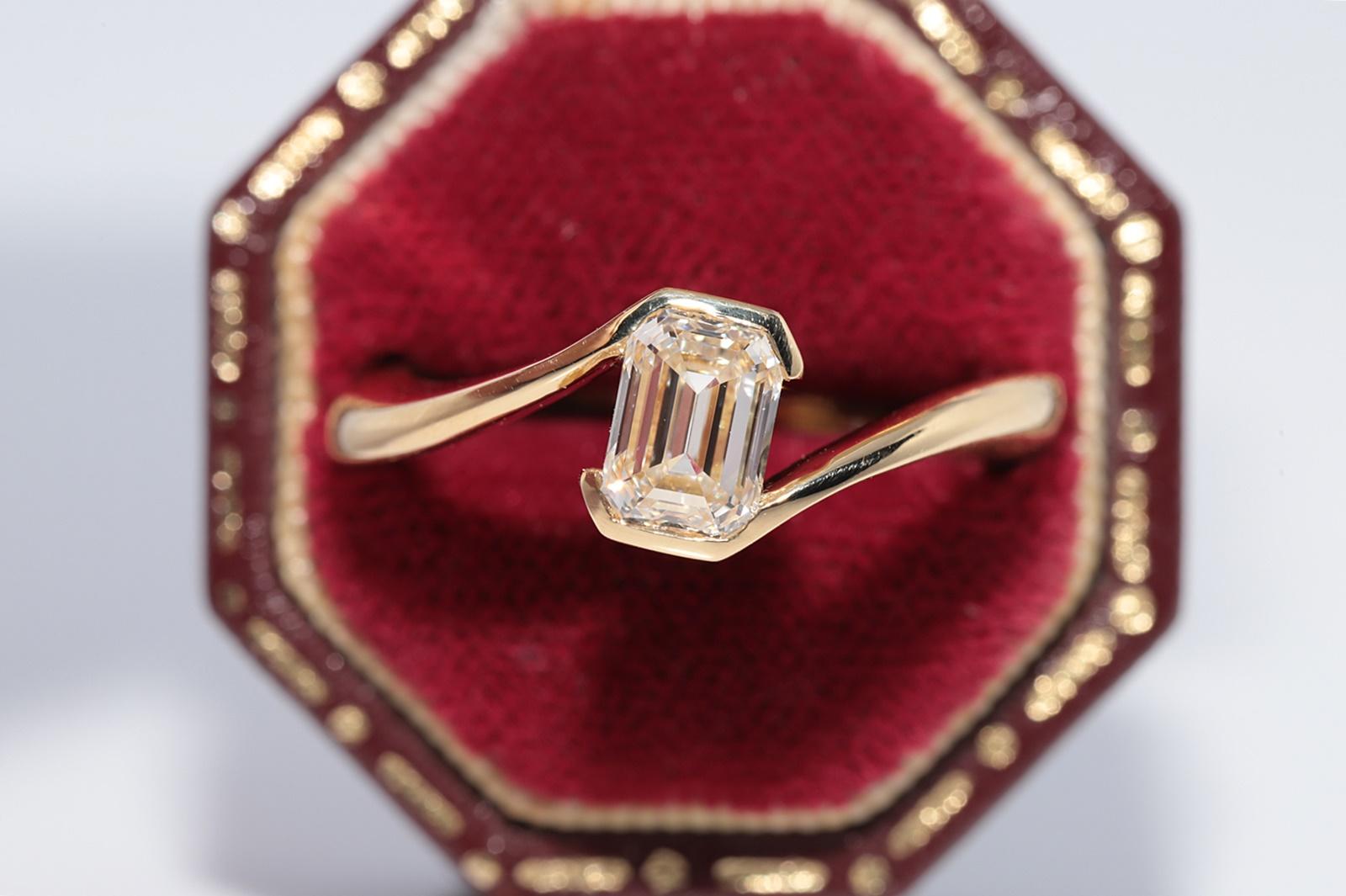New Made Bague solitaire en or 18k ornée d'un diamant taille émeraude en vente 1