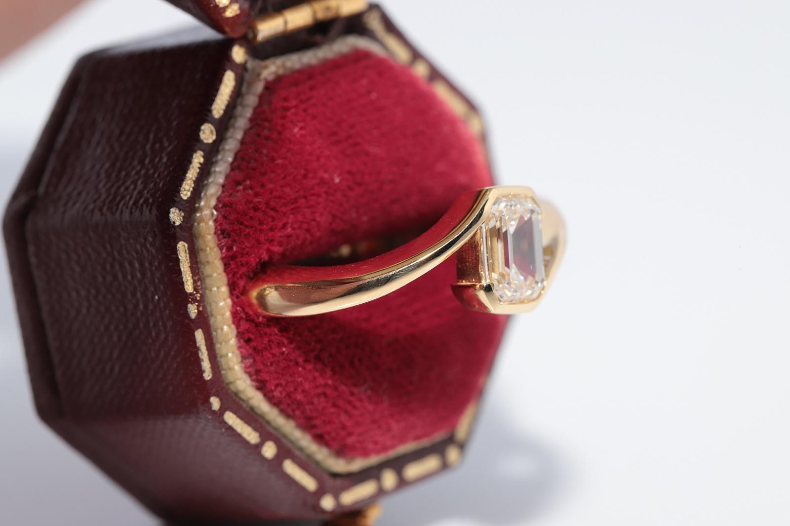 New Made Bague solitaire en or 18k ornée d'un diamant taille émeraude en vente 2