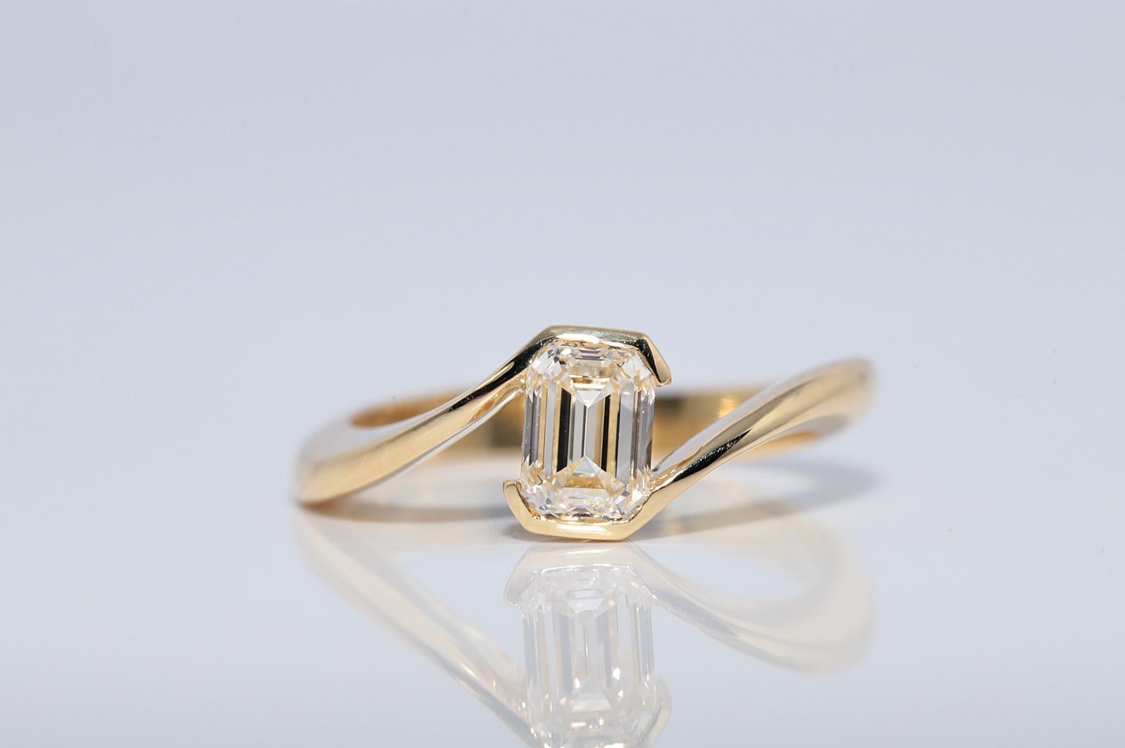 New Made Bague solitaire en or 18k ornée d'un diamant taille émeraude en vente 3