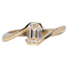 New Made 18k Gold Emerald Cut Diamond Decorated Solitaire Ring