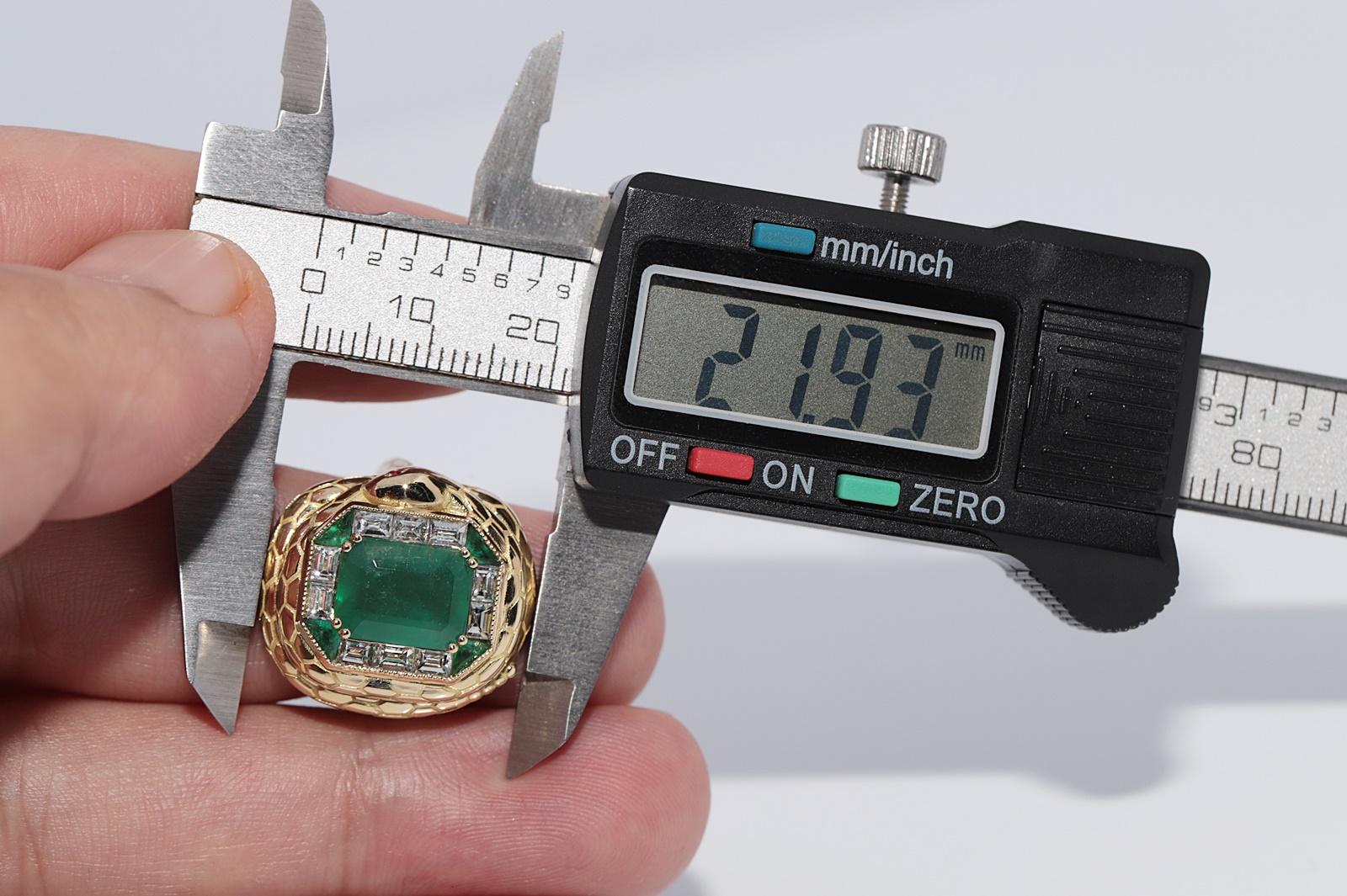 New Made 18k Gold Natural Baguette Cut Diamond und Smaragd Schlange Design Ring im Angebot 4