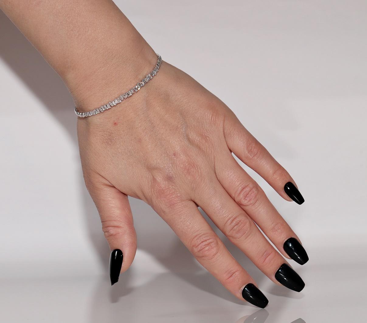 In sehr gutem Zustand.
Das Gesamtgewicht beträgt 7.2 Gramm.
Insgesamt ist der Diamant 1,10 ct.
Der Diamant ist G-H Farbe und vvs-vs Klarheit.
Die Box ist nicht enthalten.
Bitte kontaktieren Sie uns bei Fragen.