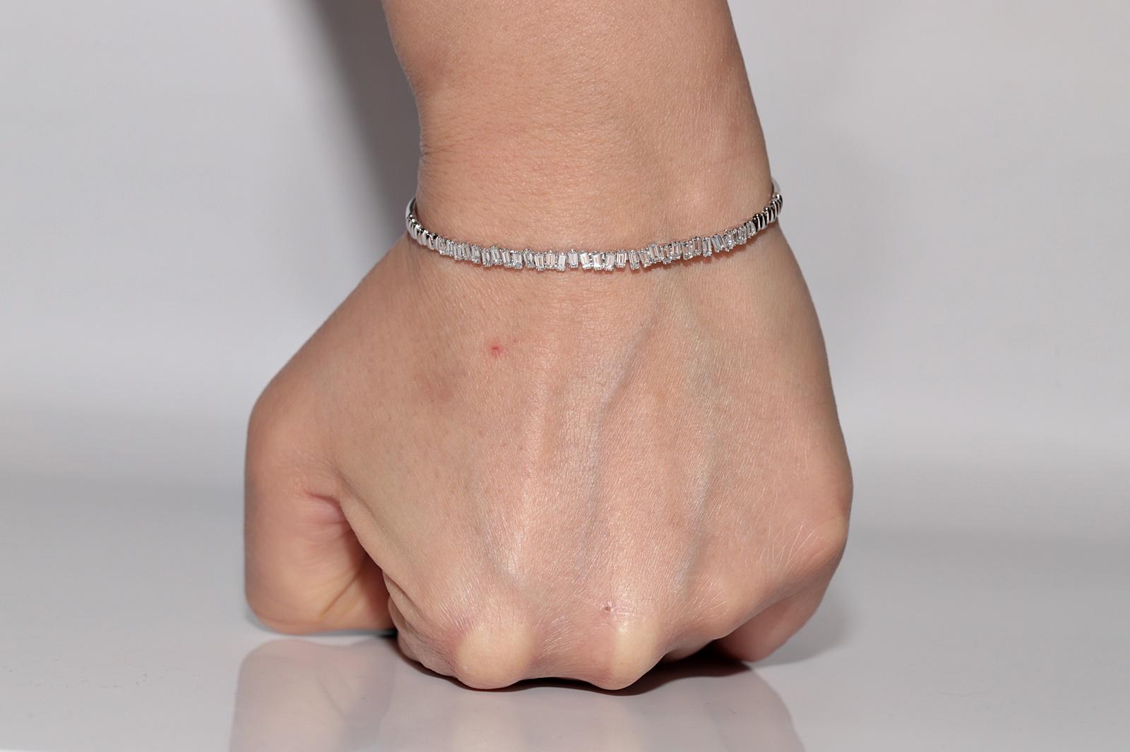 Neu Hergestellter 18k Gold Natürlicher Baguetteschliff Diamant-Armreif mit Baguetteschliff Dekoriert (Retro) im Angebot