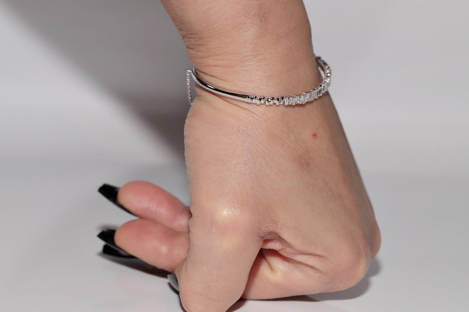 Neu Hergestellter 18k Gold Natürlicher Baguetteschliff Diamant-Armreif mit Baguetteschliff Dekoriert Damen im Angebot