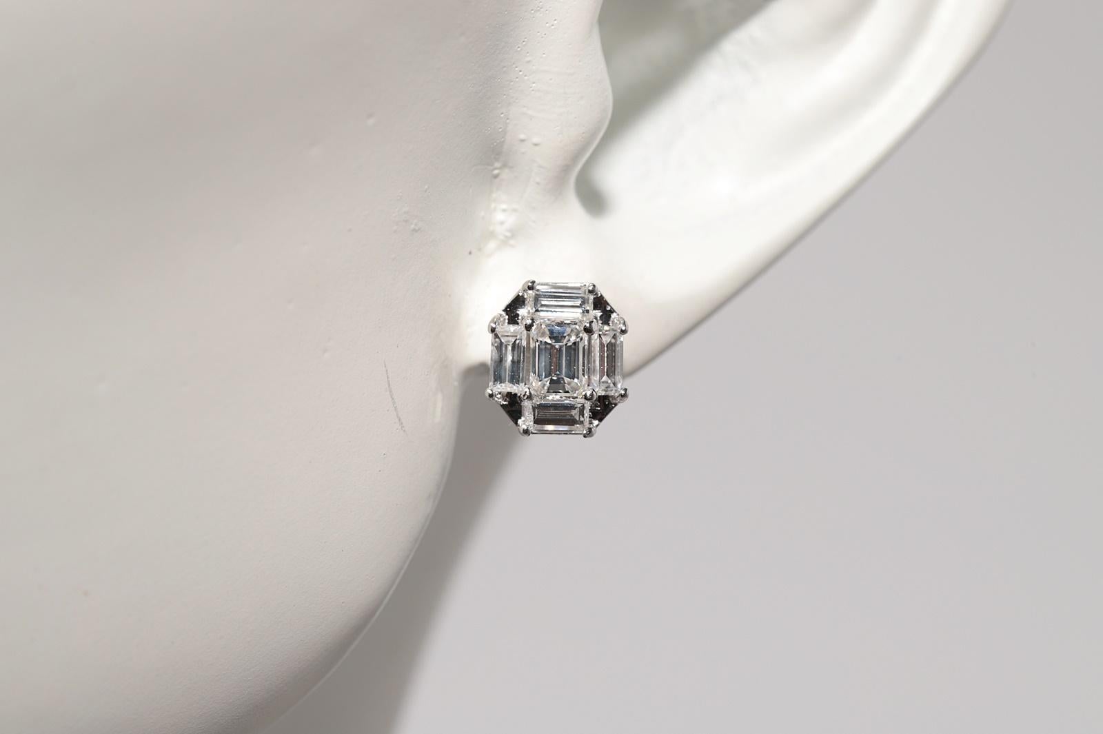 New Made Boucle d'oreille en or 18k ornée de diamants baguette naturels en vente 9