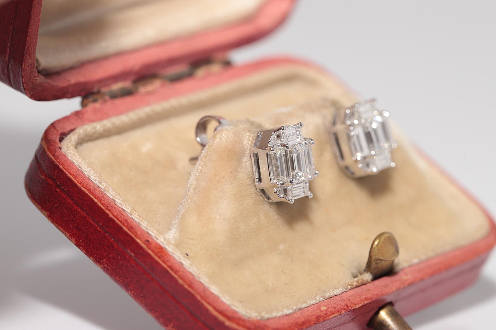 Moderne New Made Boucle d'oreille en or 18k ornée de diamants baguette naturels en vente