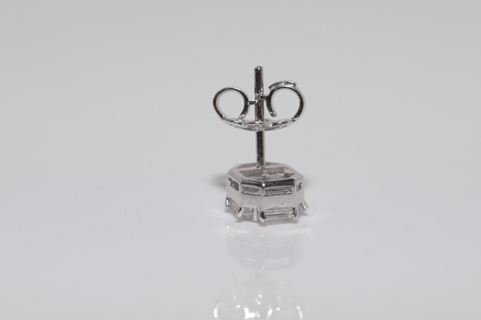 New Made Boucle d'oreille en or 18k ornée de diamants baguette naturels en vente 3