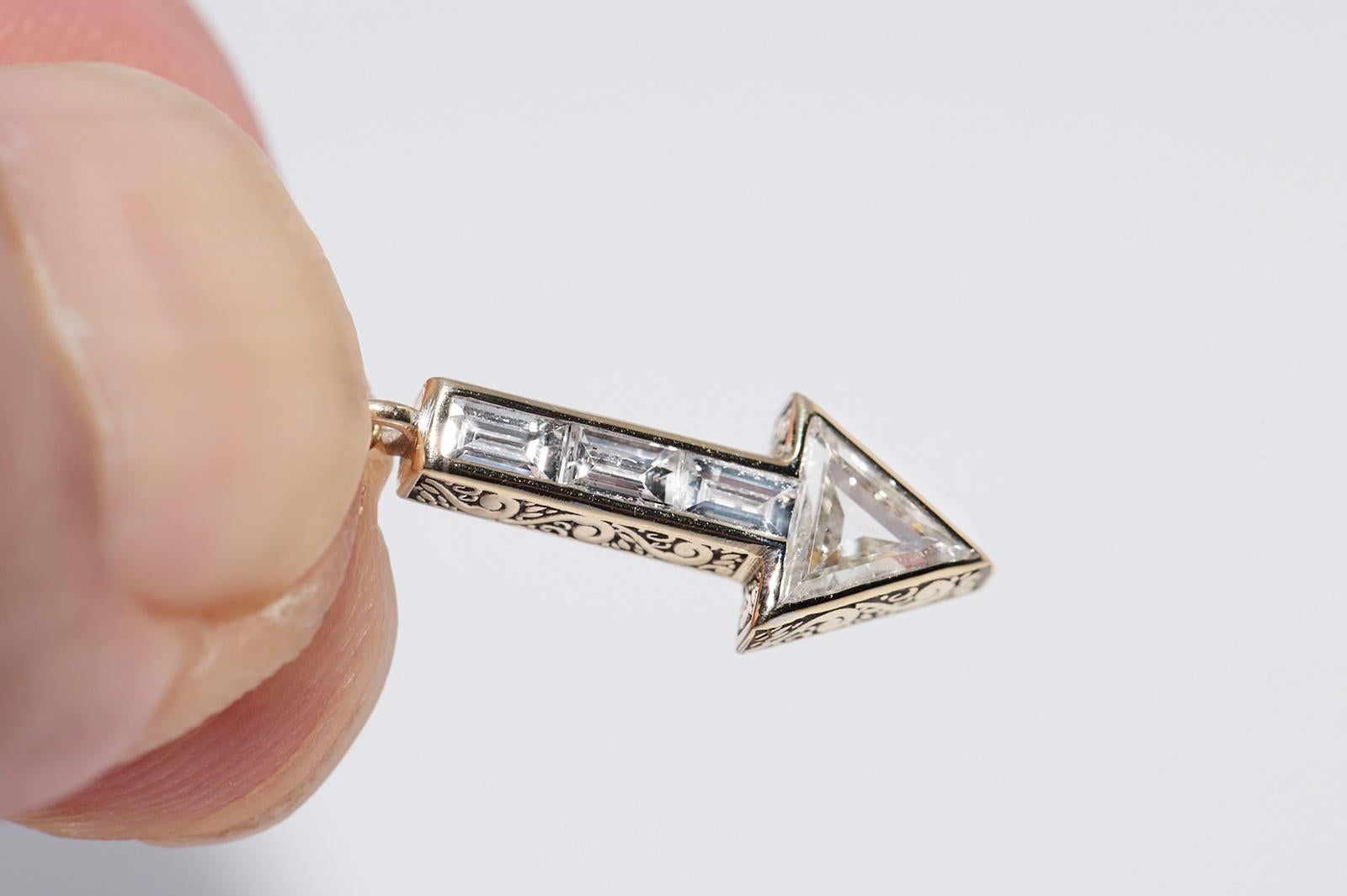New Made 18k Gold Natural Baguette Cut Trillion Cut Diamond Arrow Necklace For Sale 5