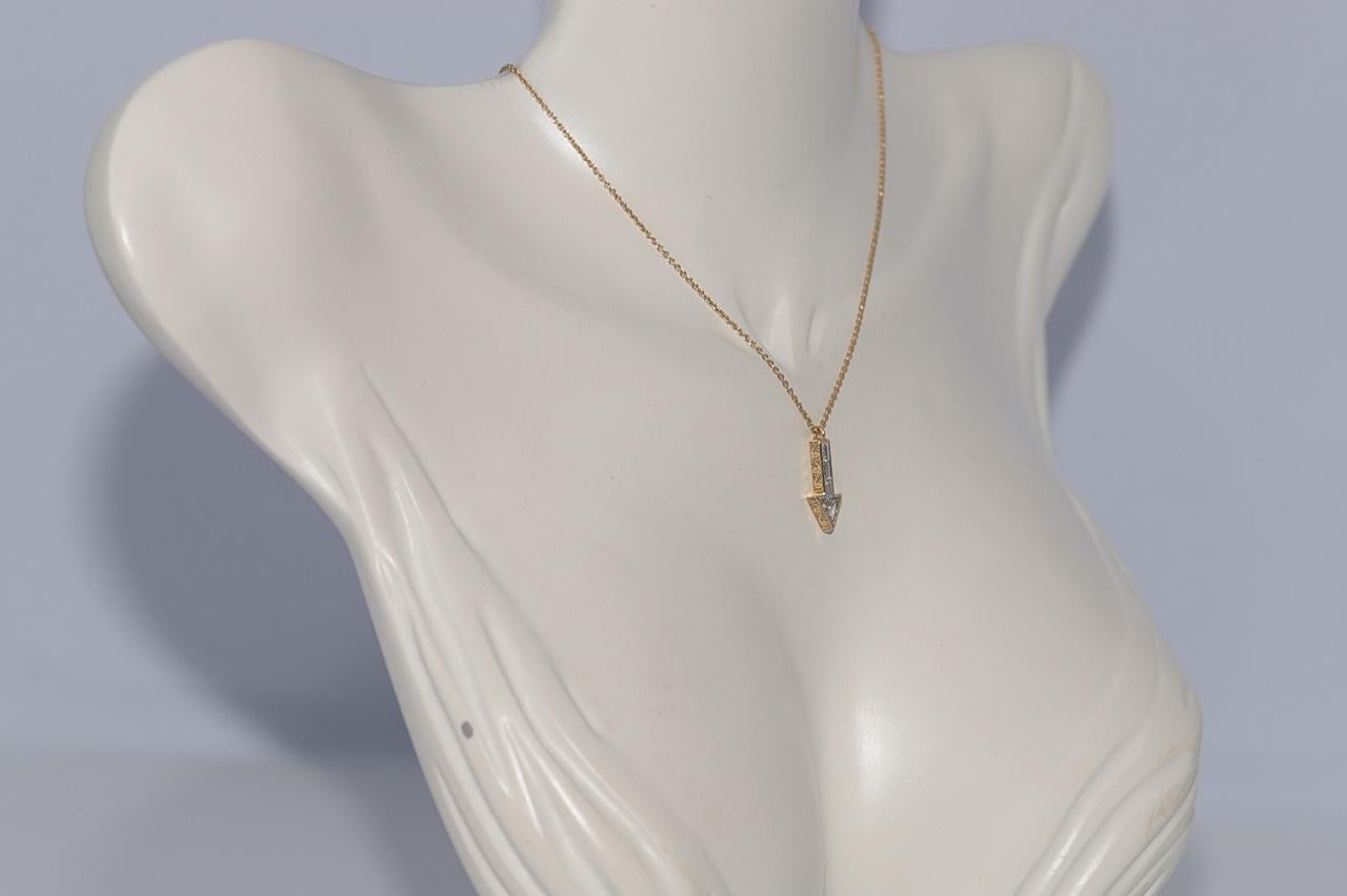 New Made 18k Gold Natural Baguette Cut Trillion Cut Diamond Arrow Necklace For Sale 12