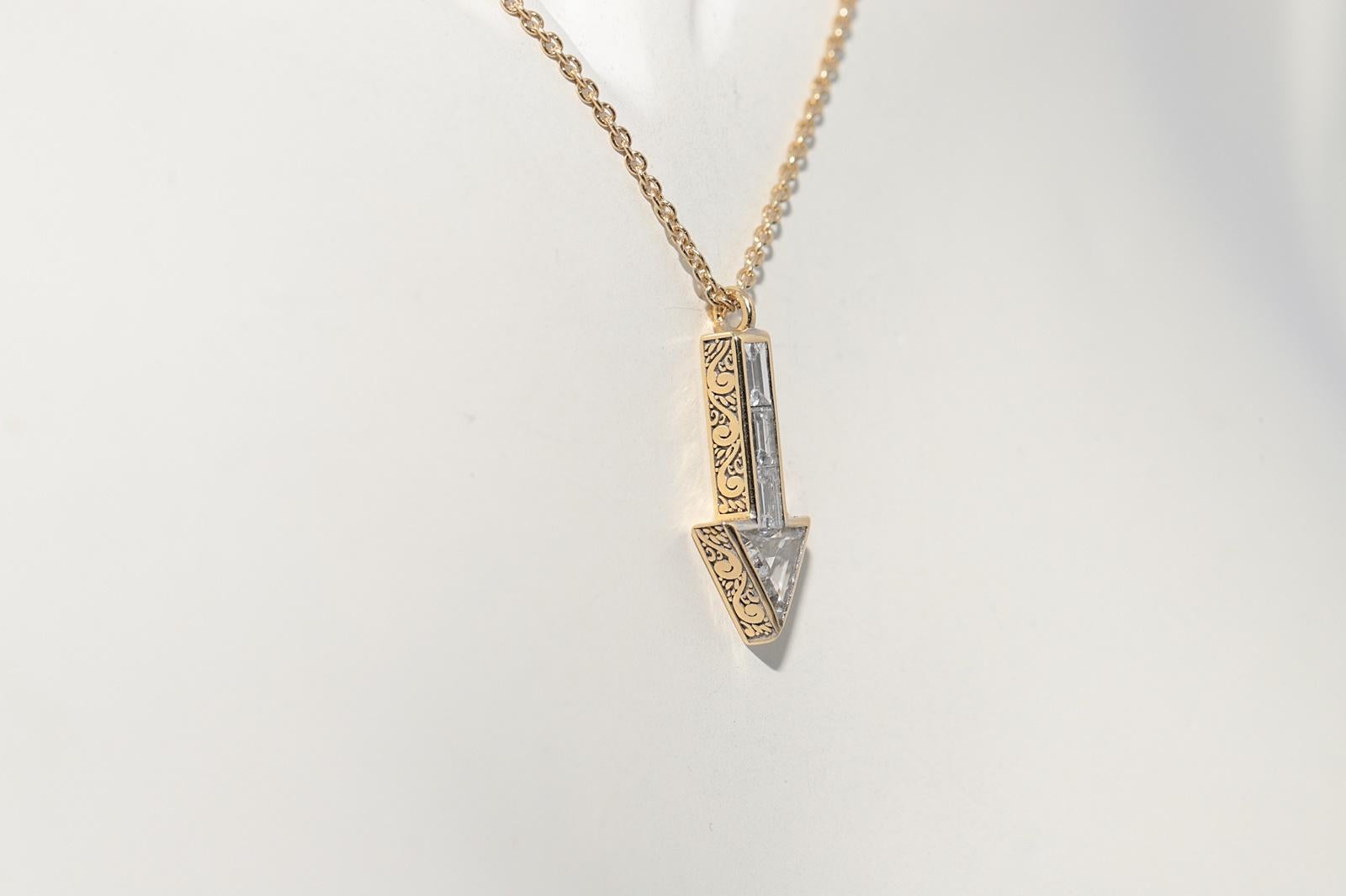 New Made 18k Gold Natural Baguette Cut Trillion Cut Diamond Arrow Necklace For Sale 13