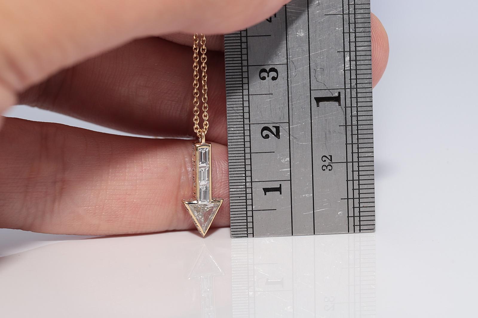 New Made 18k Gold Natural Baguette Cut Trillion Cut Diamond Arrow Necklace For Sale 14