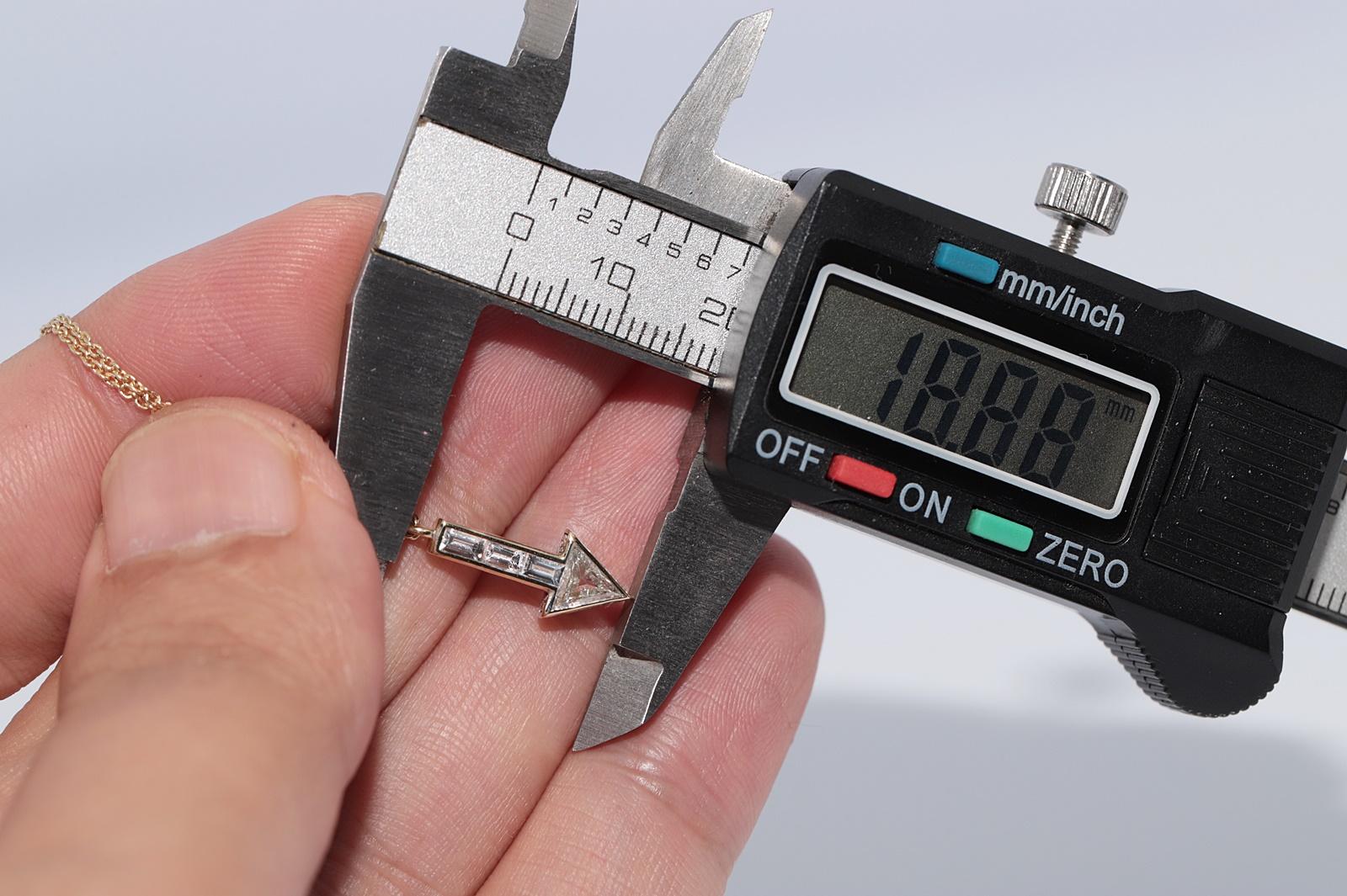 New Made 18k Gold Natural Baguette Cut Trillion Cut Diamond Arrow Necklace For Sale 15