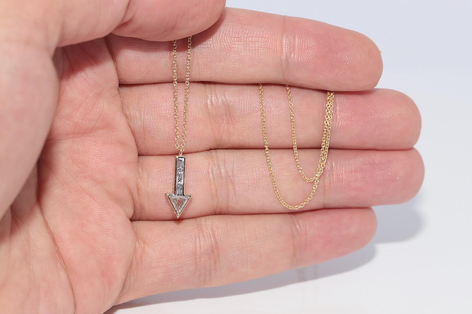 Modern New Made 18k Gold Natural Baguette Cut Trillion Cut Diamond Arrow Necklace For Sale